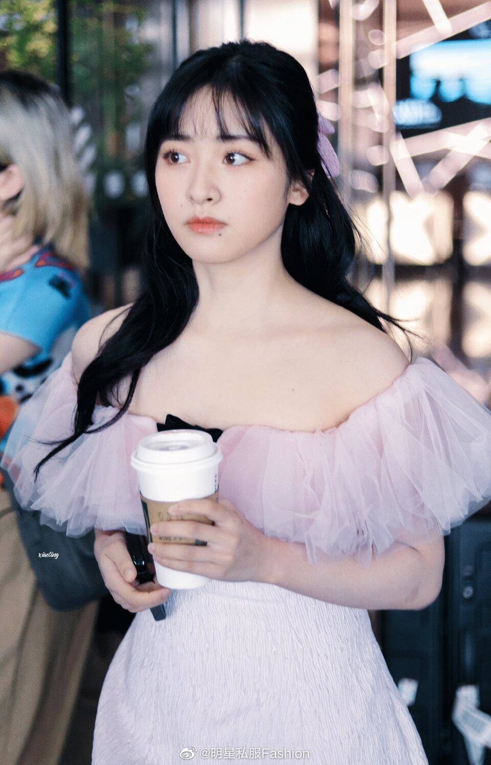 别酸了!路人镜头下的沈月,照样拥有让人"自卑"的美貌!