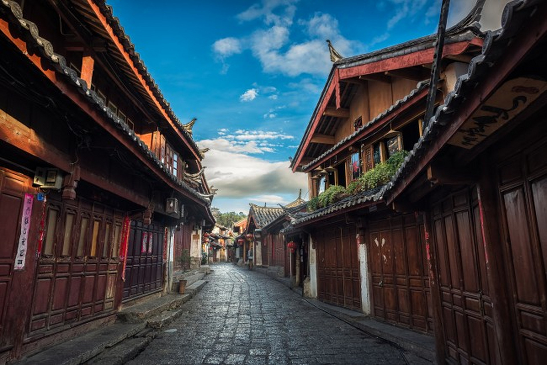 北碚偏岩古镇是一座历史悠久的古老镇子,最佳一日游路线包括参观北碚