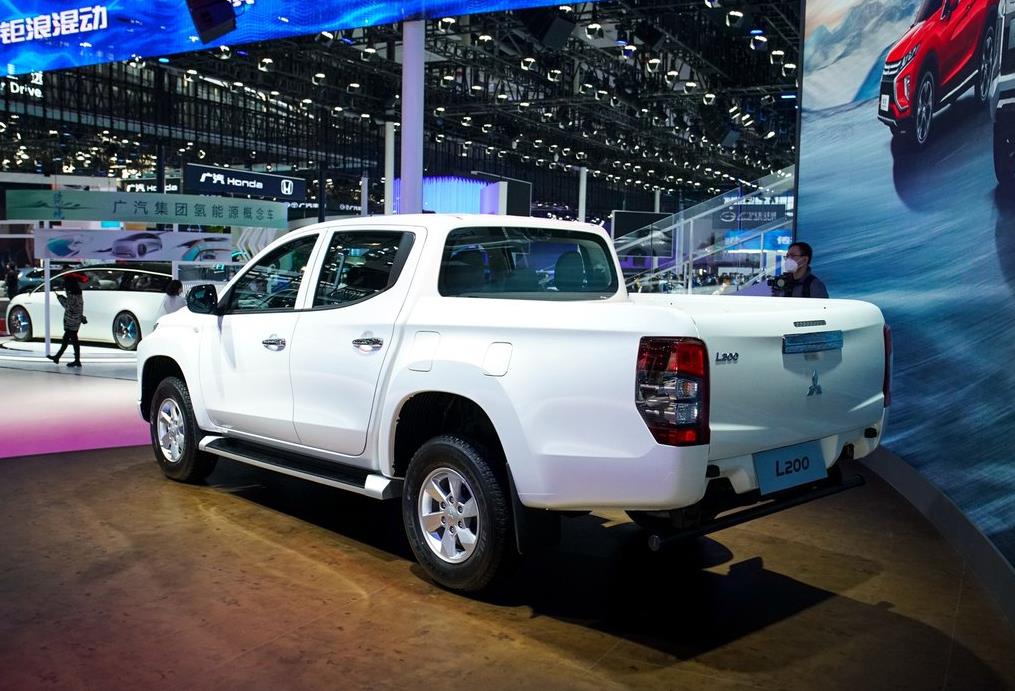 三菱l200预售27万,配2代超选四驱,配置仅达10万国产皮卡水平?