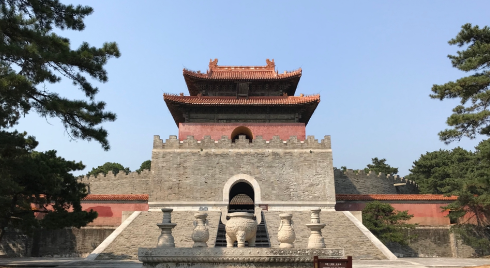 乾隆陵:石棺自动顶住墓门,地宫中埋藏六人