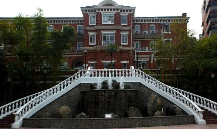 1990年香港大学庄月明楼的诡异,是首富李嘉诚为困亡妻灵魂设计?