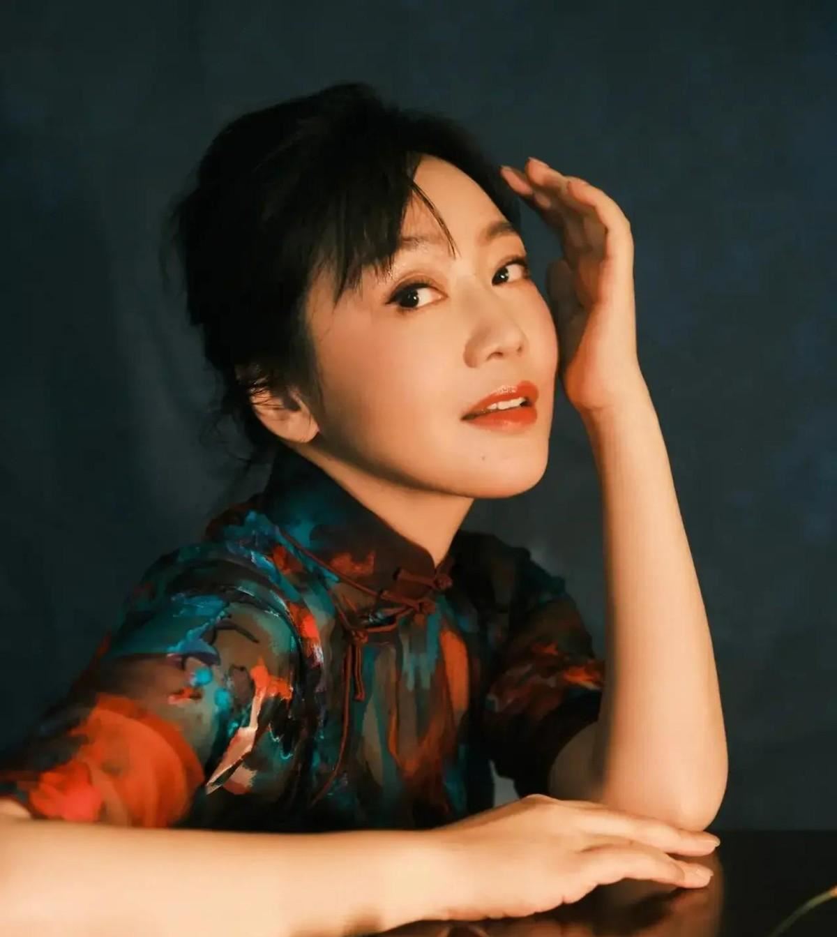 53岁闫妮风情万种,冷艳了半个娱乐圈,现如今精神状态遭到斥责