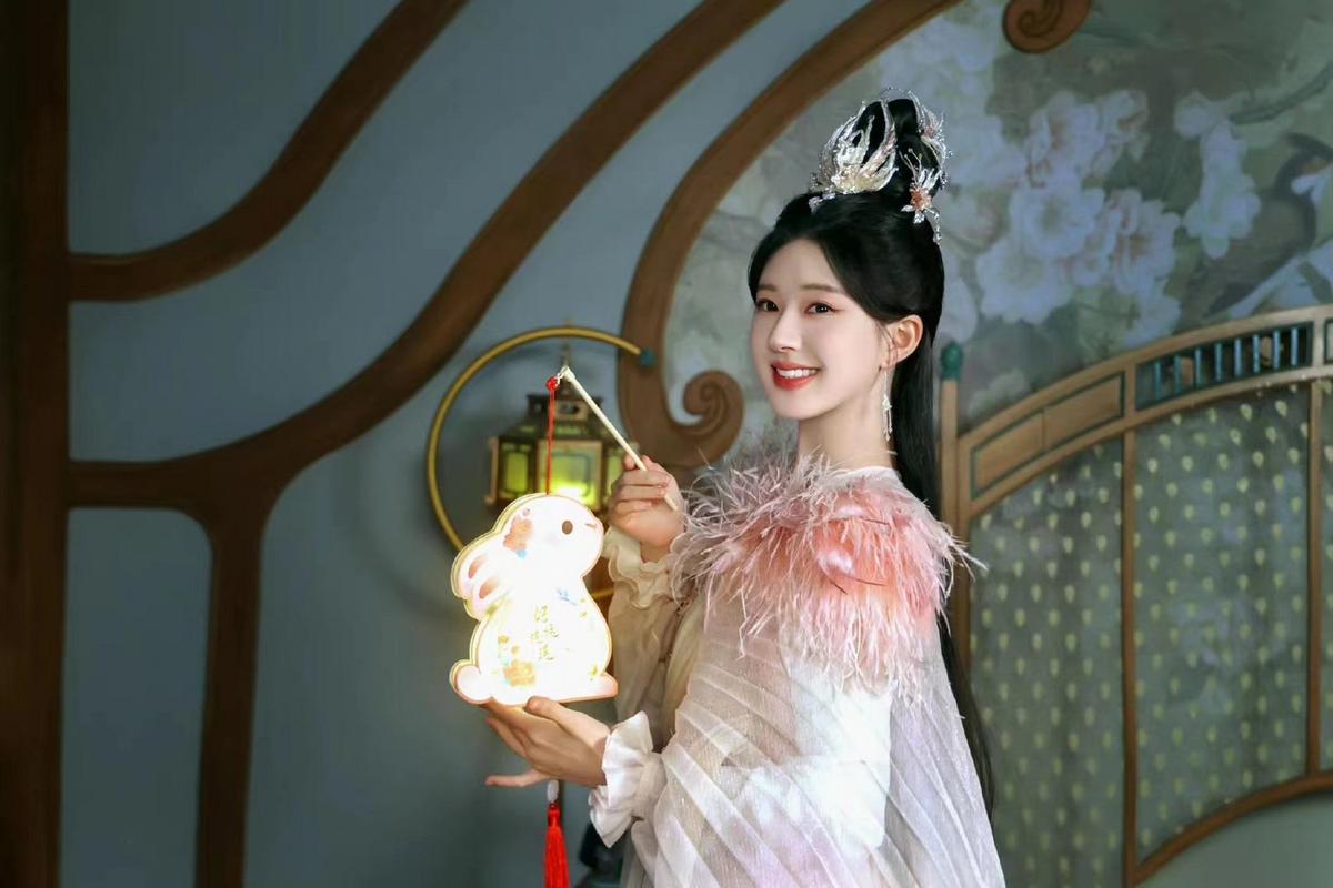 赵露思新剧与莲花楼编剧刘芳合作,首播即将上演