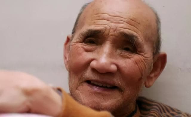 93岁老人骑三轮,资助百名贫困学生