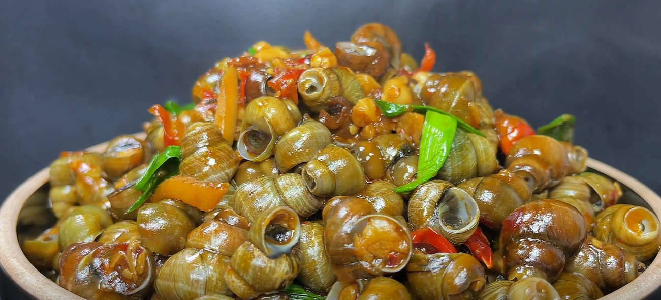 家常版爆辣炒田螺,这样做,香辣入味,干净卫生,比饭店的还好吃