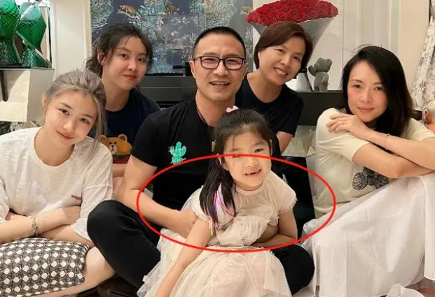 汪峰与女儿醒醒亲密互动引争议,网友质疑他与黑衣美女的关系