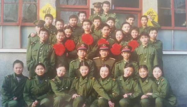 潘斌龙其貌不扬,但史慧不离不弃,陪他从穷小子一路奋斗到大明星