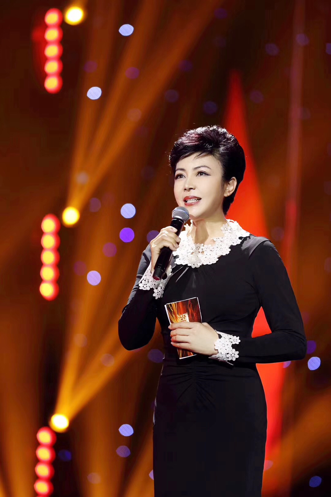 阚丽君:曾主持过3届央视春晚,成名后遭排挤,64岁为何仍未婚?