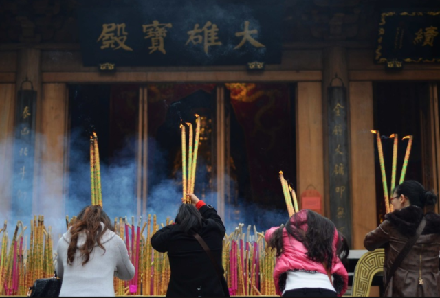 去寺庙烧香前,最好了解这4个禁忌,不要乱触碰
