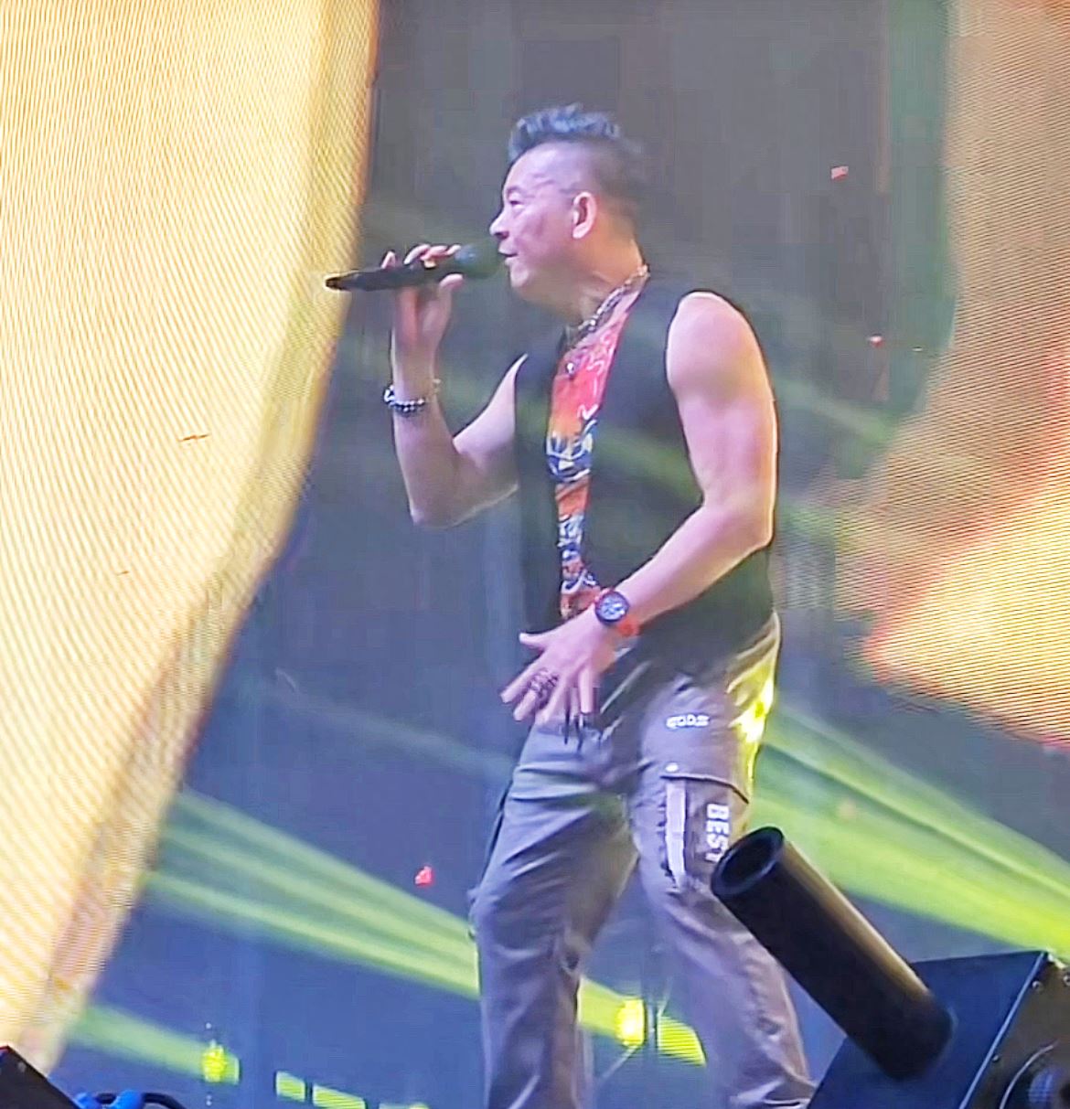 徐州惊现华仔铁粉!62岁吴毅将唱响酒吧