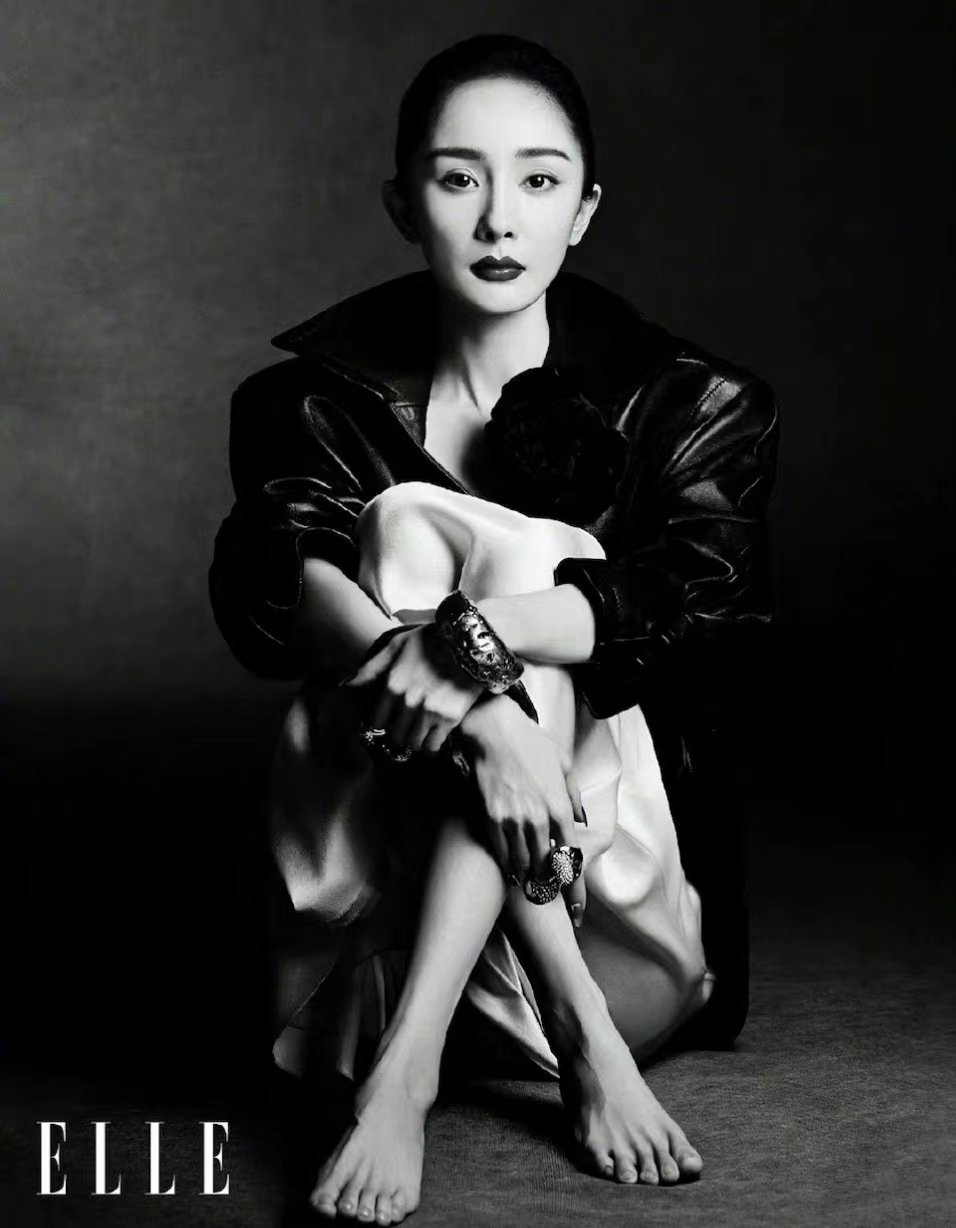 杨幂写真罕见用大背头发型,用生发液效果不错,长出很多小头发