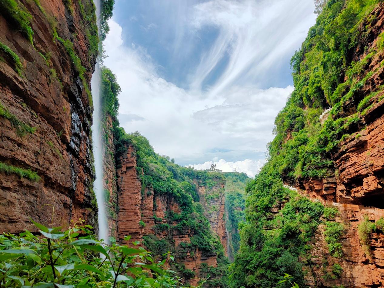 不是在爬己衣大裂谷的路上就在登狮子山的路上,武定壮鸡真棒