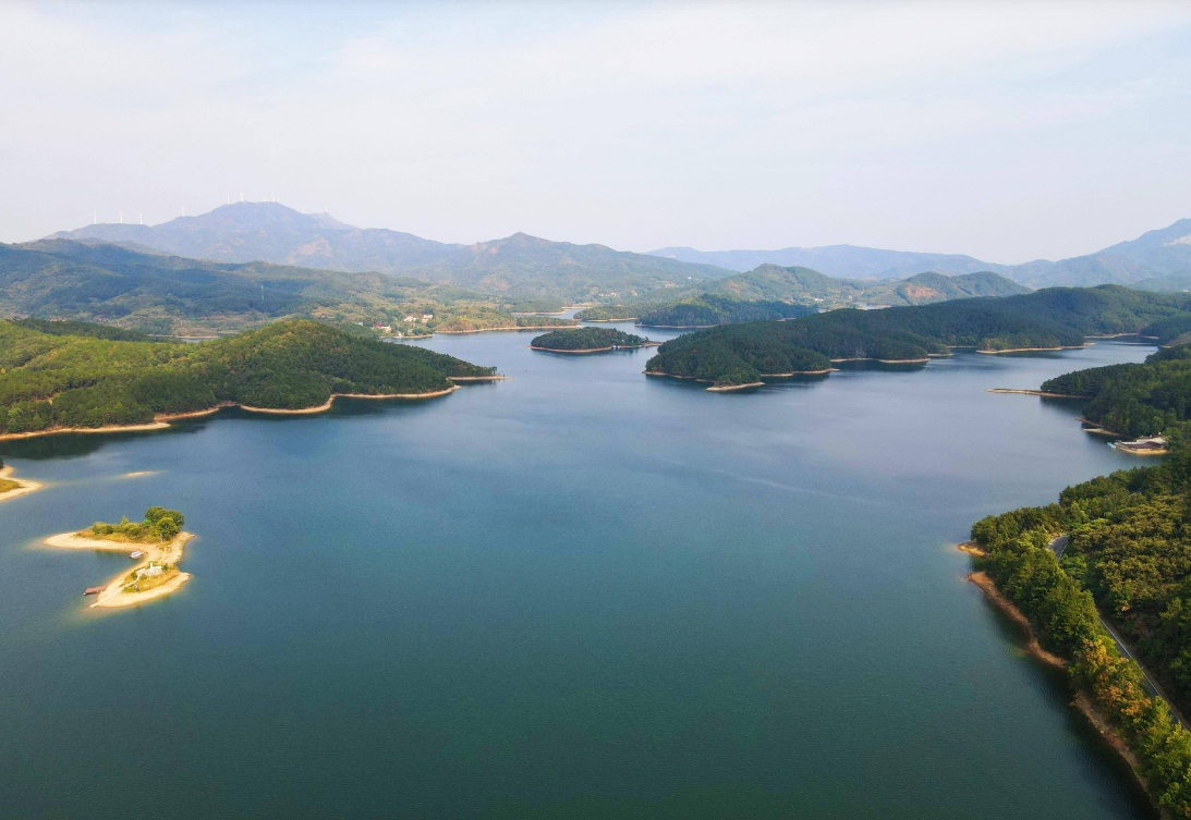 孝感观音湖景色宜人,岛上居民也大方,柿子随便采摘,不要钱