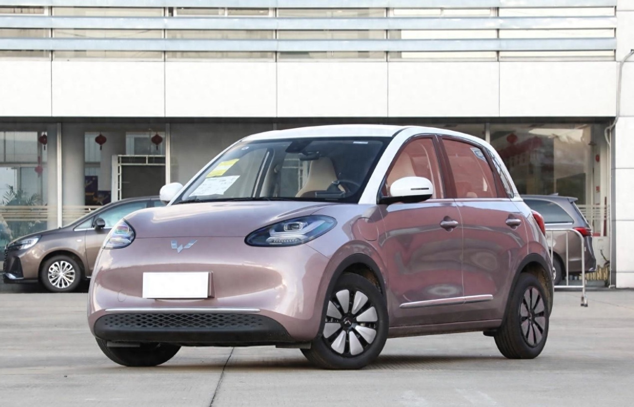 四门加长版"五菱mini"实车到店!外观时尚还很亲民,续航410km