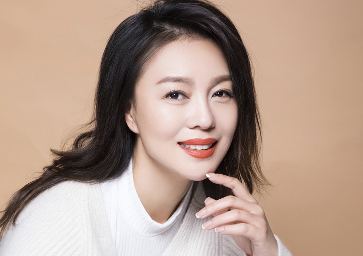 演员荣蓉:离婚又再婚,与丈夫恩爱18年,两个女儿比她还漂亮