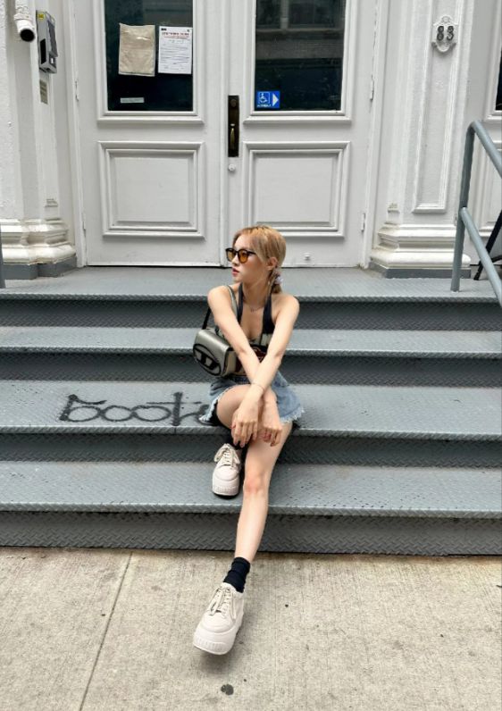 24岁的宋雨琦跟粉丝合影,"筷子般"的细腿,引发网友热议