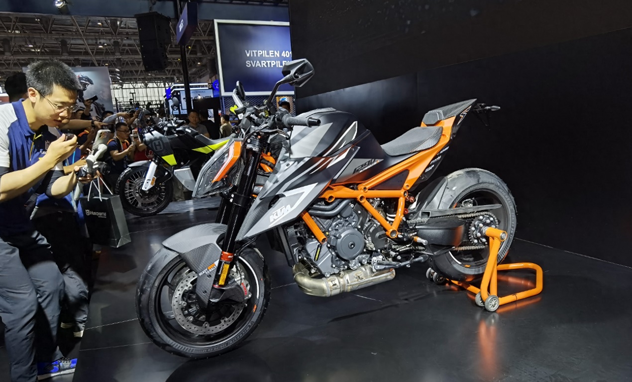 新车|售价24.98万元,ktm新款超级公爵上市,配原厂天蝎排气