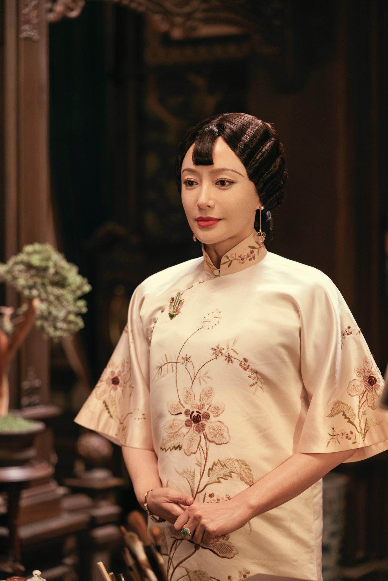 秦岚这才是正确的旗袍穿法!端庄又迷人,照着学准没错