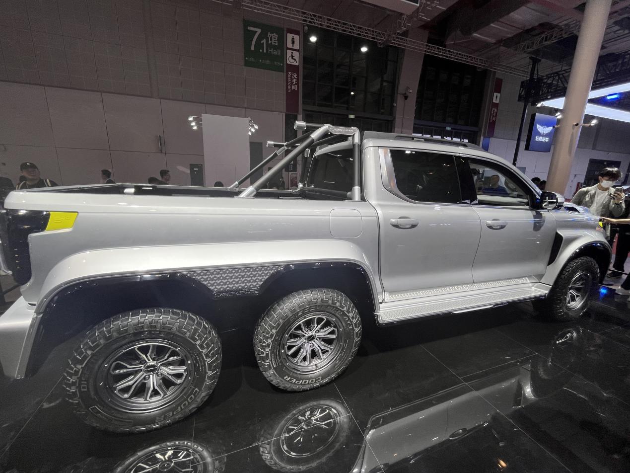 国产首款6×6皮卡,配"3轴6驱5把锁",卖多少钱合适?