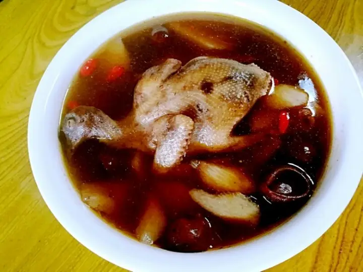 红枣枸杞乳鸽汤怎么做?直接开煮就错了