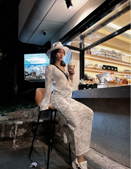 何美延官宣怀二胎,身材管理引人瞩目