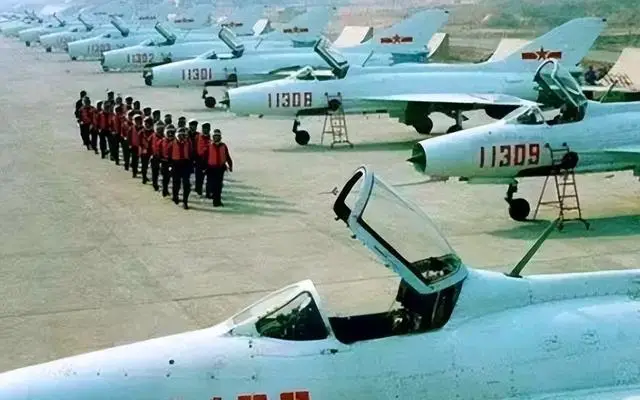 侯书军:曾是成都军区空军司令,62岁授中将,65岁时却被免了职