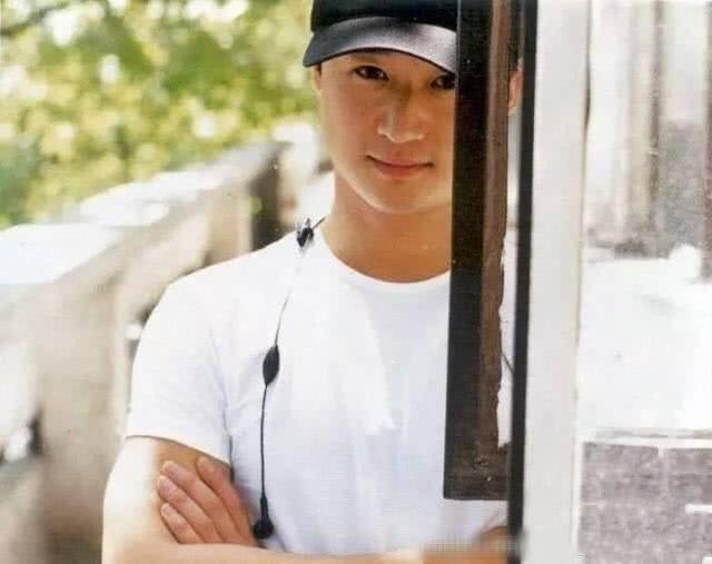 硬汉男神吴京18岁的照片,网友们:分分钟秒变小鲜肉的节奏呀!