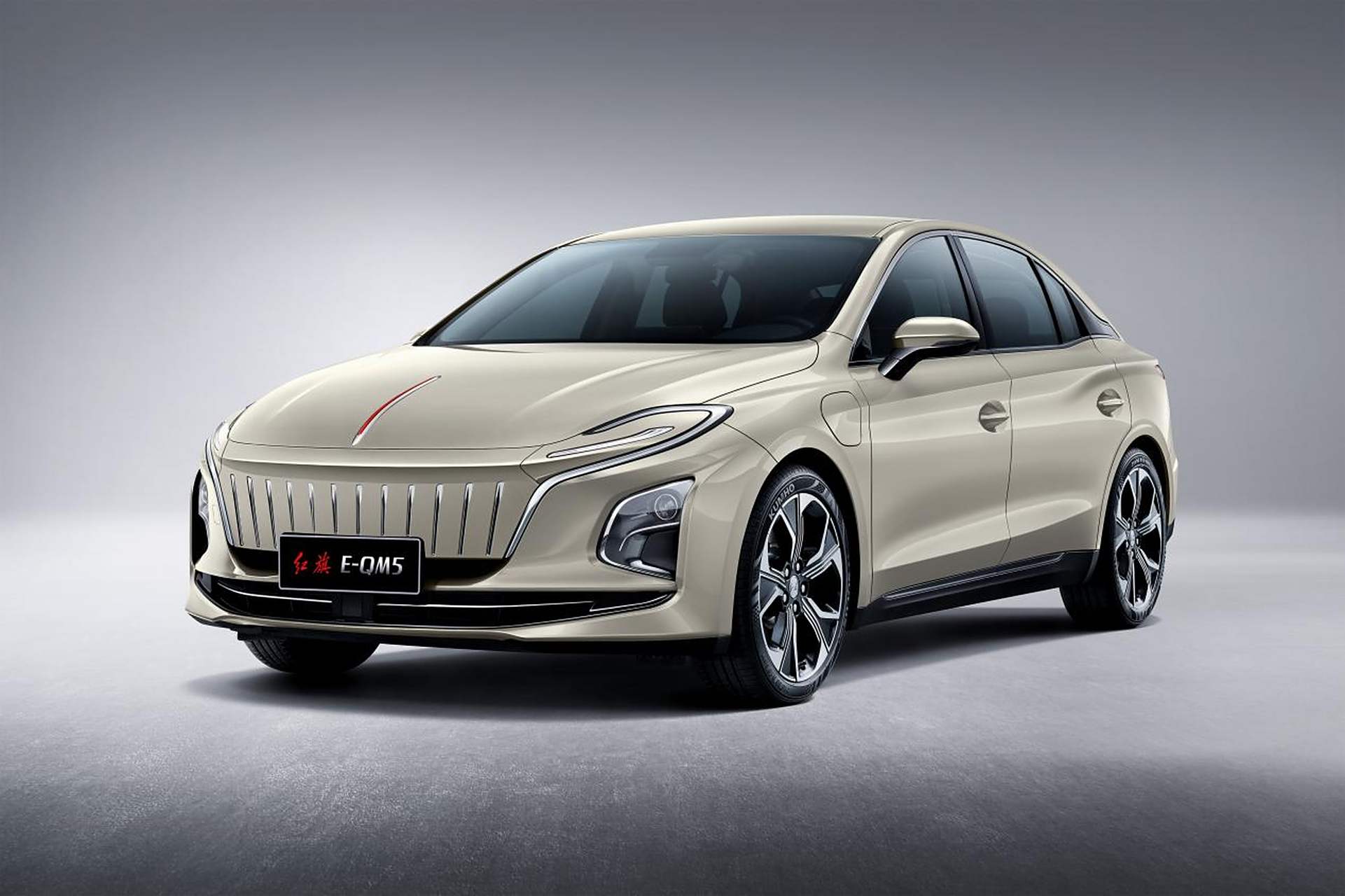 红旗e-qm5plus是一款空间和动力兼顾的中型纯电动车,其前脸采用了封闭