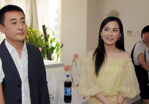 曝52岁俞飞鸿未婚有儿!男方已婚,手续却合法,知情人称其子30岁