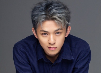 何音晒照为儿子庆生,20岁黄博远大眼帅气像妈妈,与黄志忠已断联