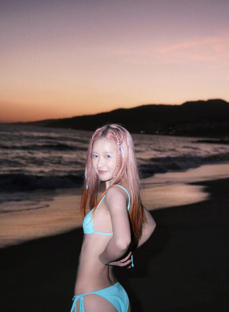 童星徐娇晒泳装照,腹肌明显身材火辣,网友:毫无美感