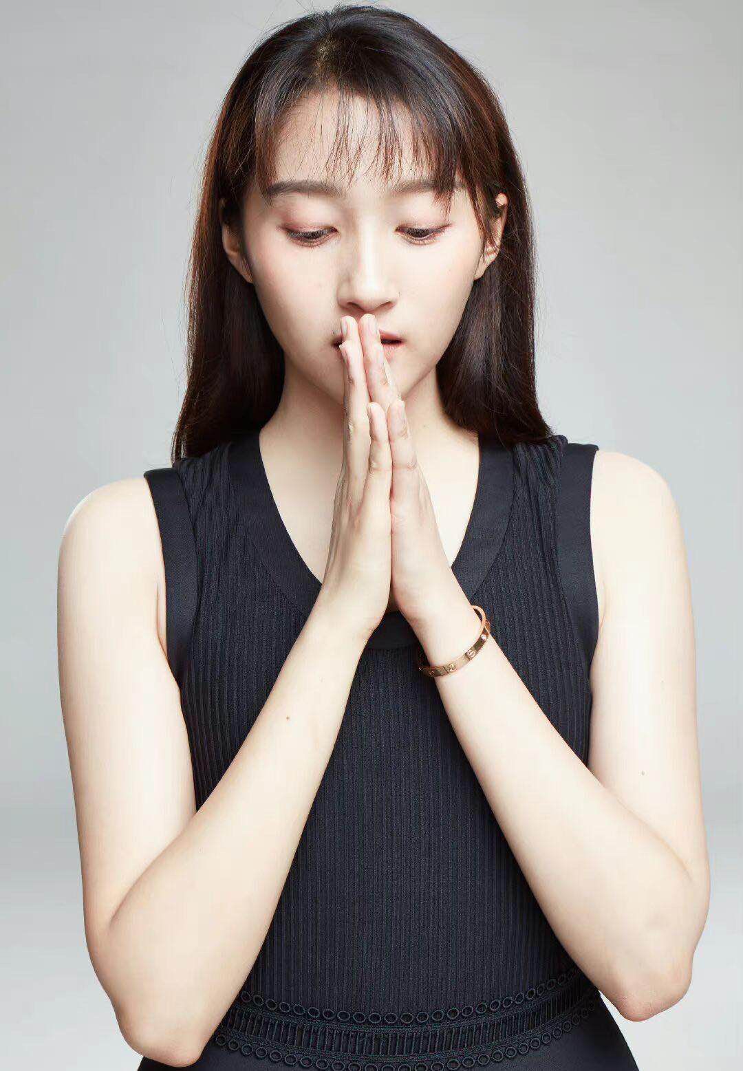 高清镜头下的关晓彤,无美颜无滤镜,这"手臂"太真实了!