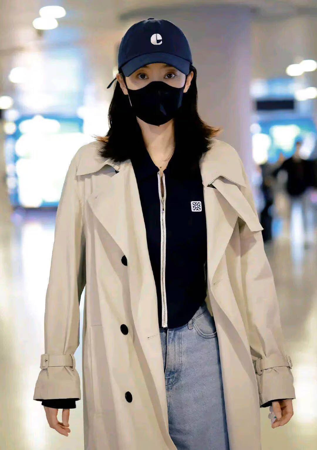 张小斐现身机场,穿搭简约也显高级,美成"焦点"!