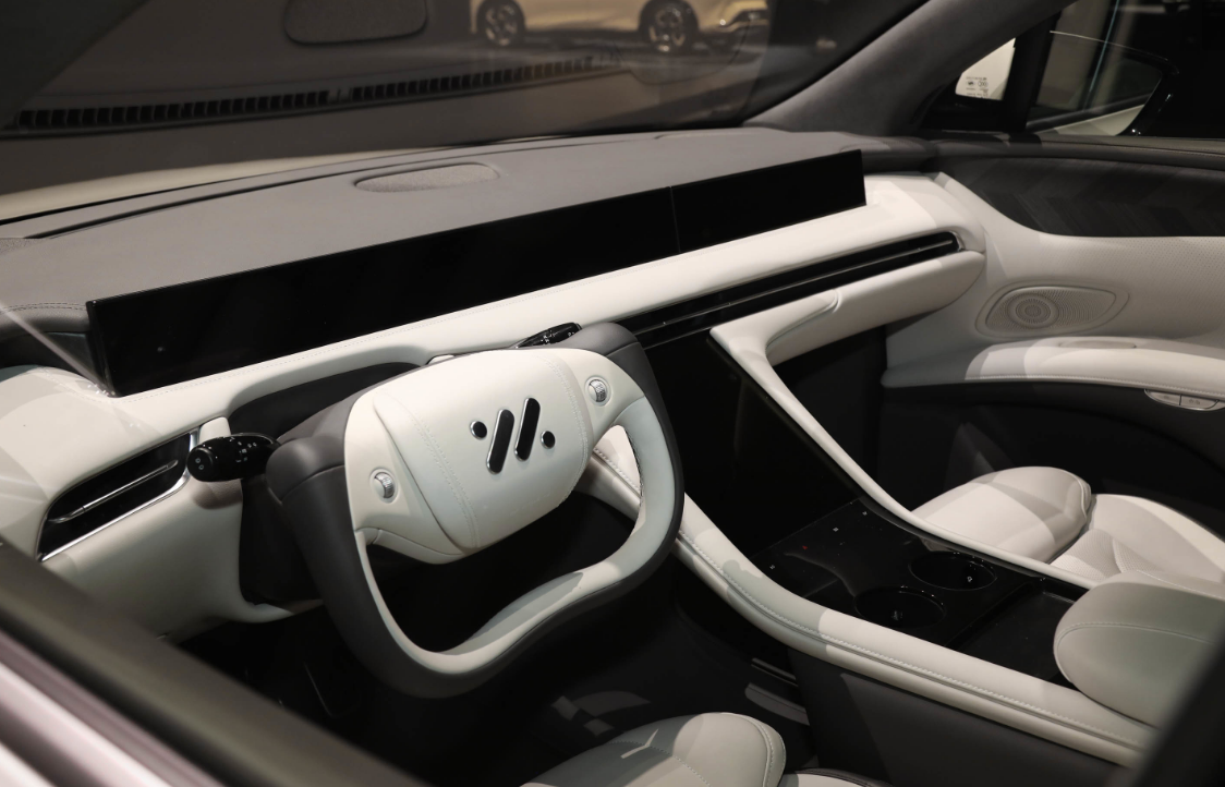 智己ls7,配备yat巡航型半幅式方向盘,视野开阔,极具未来科技感