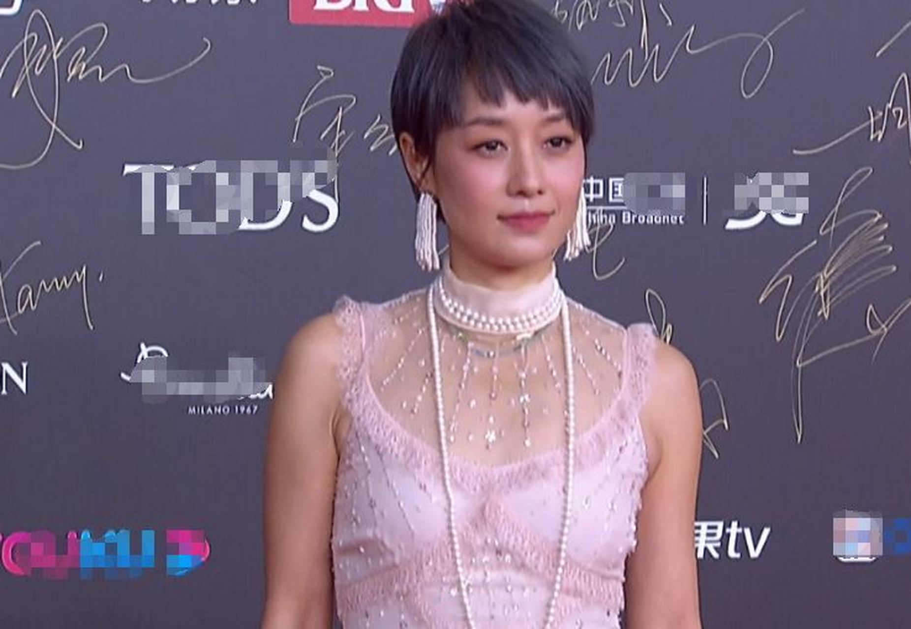 马伊琍在红毯上穿着粉色背心连衣裙,但造型显得脖短且驼背,网友评价为