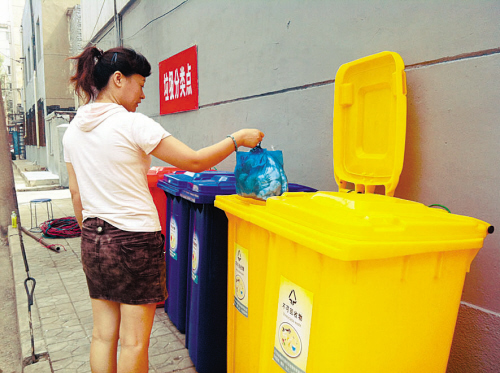 故事:我请了个保姆,每次倒垃圾都慌慌张张,直到我掀开她的包