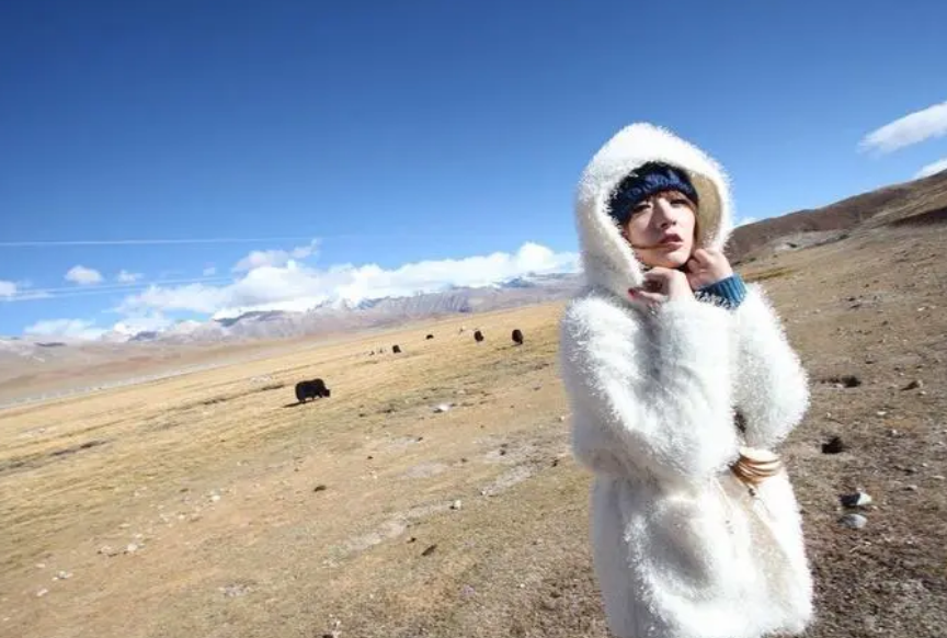 穷游川藏线的美女,露着大白腿在路边求搭顺风车,发生的一段往事