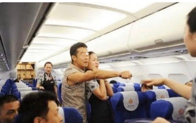 回顾:天津航班劫机事件:六名劫匪打倒机长,乘客高喊:男人都给我上