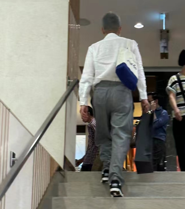 张家辉逛街被偶遇,新造型曝光:白发寸头好帅气!