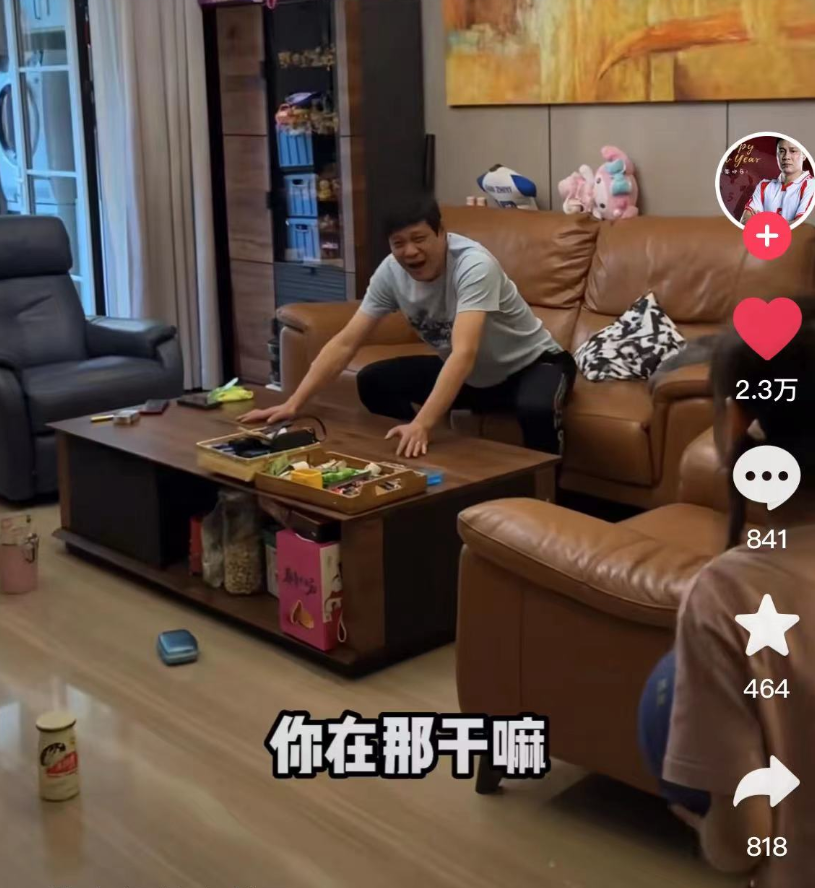 范志毅罕晒千万豪宅,与6岁女儿玩足球,小17岁娇妻貌美又贤惠