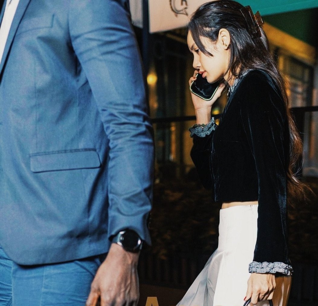 lisa疯马秀后与男友共进晚餐,当疯马女郎不容易?对秀评价差超多