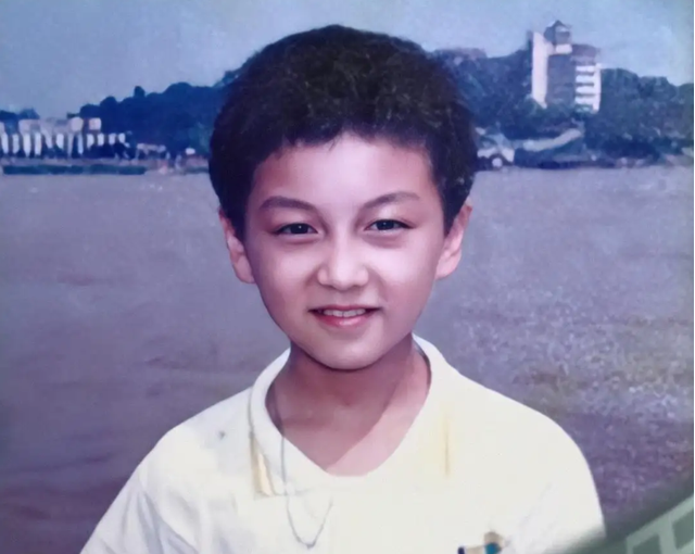 陈妍希和儿子穿母子装,小星星正脸被曝光,网友直呼:比陈晓帅