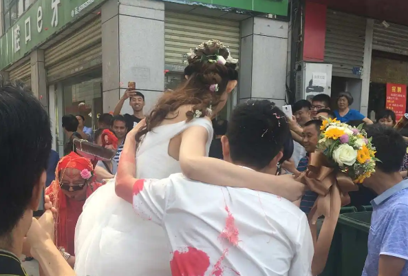 奇闻故事:新郎的兄弟趁着婚闹的机会,把新郎打成重伤