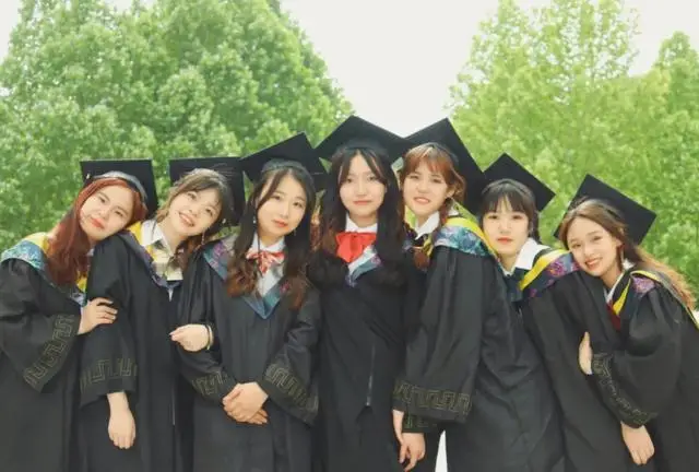 大专别来凑热闹,专科生穿学士服拍照引争议,没学位证穿啥学士服