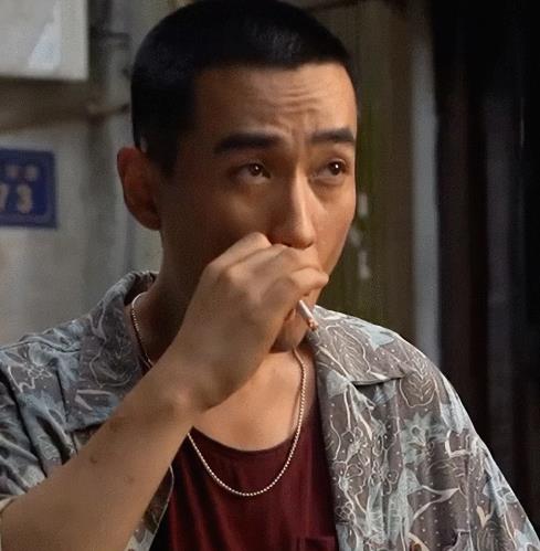 朱一龙抽烟为什么要舔一下?