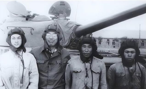 装甲兵部队精减,司令员许光达:我爱人不但不能提,还要带头转业