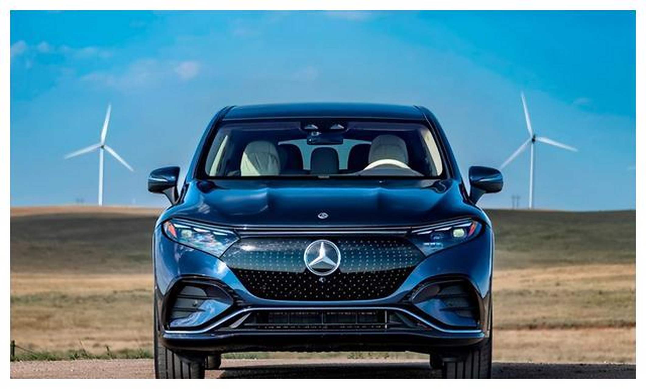 奔驰eqssuv是一款基于eva平台的纯电动suv,延续了燃油车的设计语言