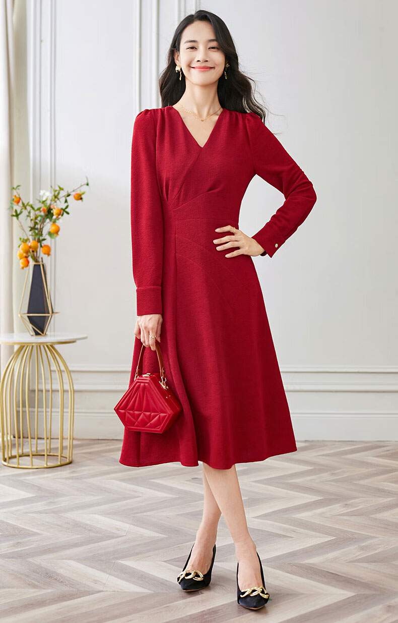 很惊艳的一条红色连衣裙,轻松散发气质魅力,打造时尚名媛范穿搭