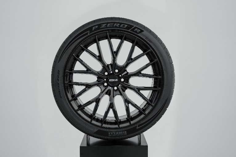 倍耐力在古德伍德速度节上推出三款全新p zero轮胎