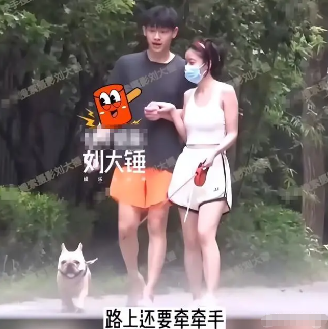 "胡辣汤女神"曝恋情!与大3岁男星甜蜜同居,牵手遛狗逛超市